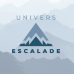logo univers escalade sur un fond de montagnes bleutées